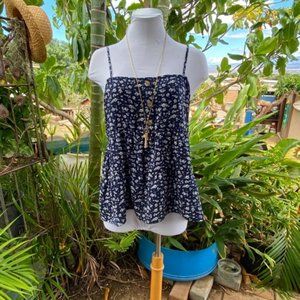 Paper crane in size l blue and white small floral print large ruffle length 27”